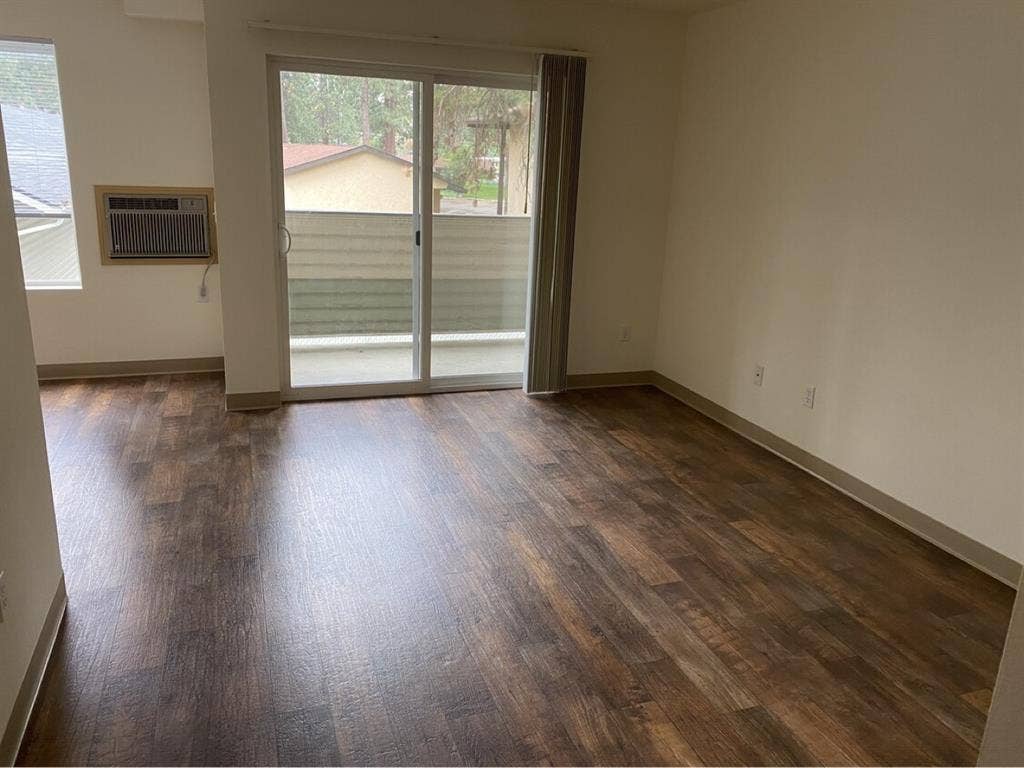 Looking for a roomie, open august!