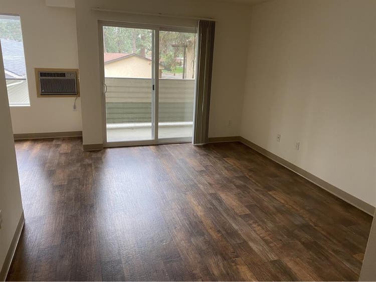 Looking for a roomie, open august!