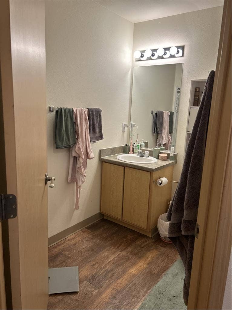 Looking for a roomie, open august!