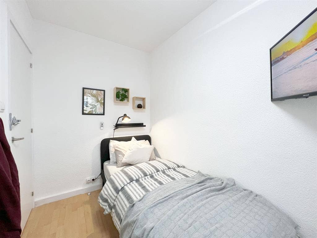 Single room in shared apartment