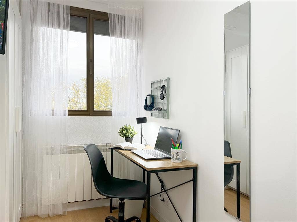 Single room in shared apartment