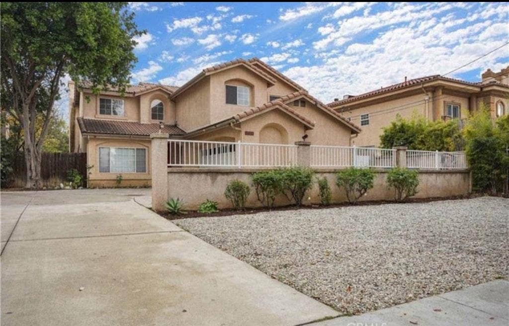Room for rent in Northridge