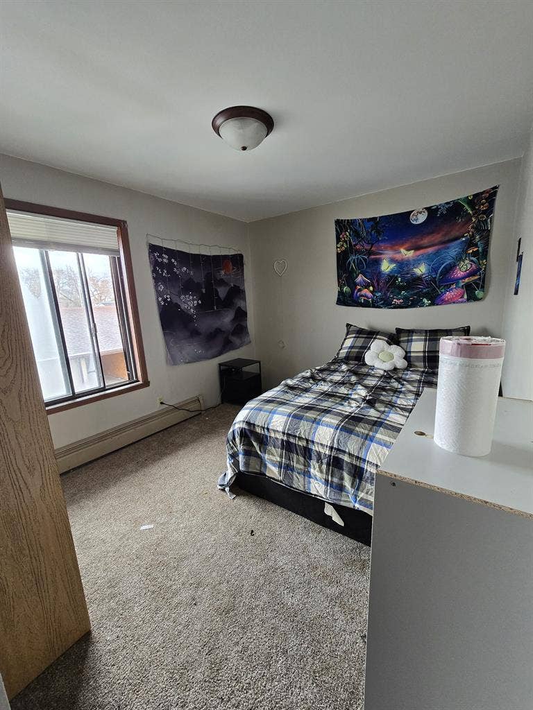 1 room, including a queen sized bed