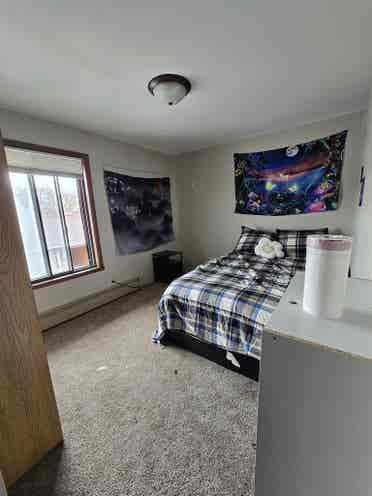 1 room, including a queen sized bed