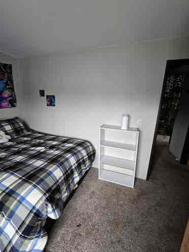 1 room, including a queen sized bed