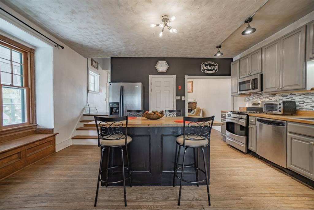Fully-furnished private room!