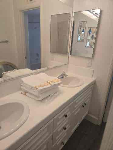 Beautiful Bedroom Available In TO