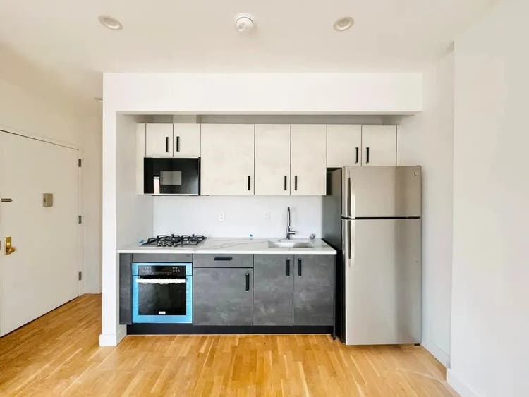 Bright Room in Dekalb Ave