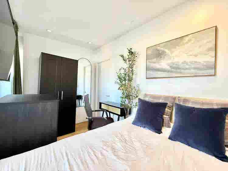 Bright Room in Dekalb Ave