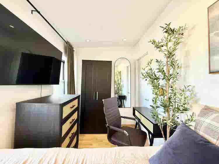 Bright Room in Dekalb Ave