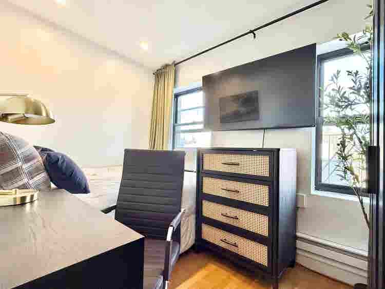 Bright Room in Dekalb Ave