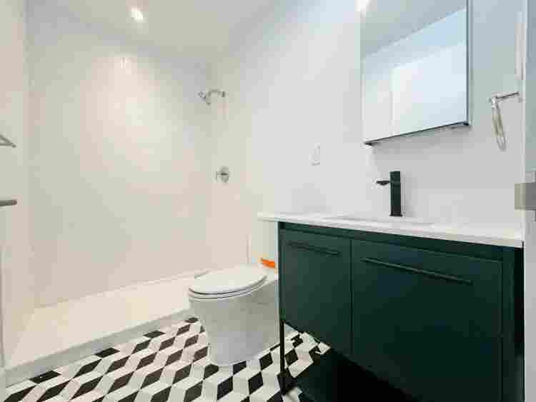Bright Room in Dekalb Ave