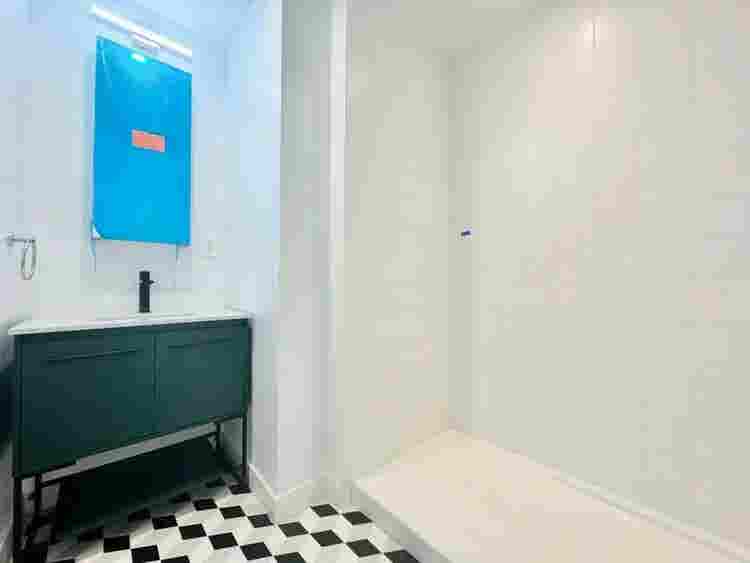 Bright Room in Dekalb Ave