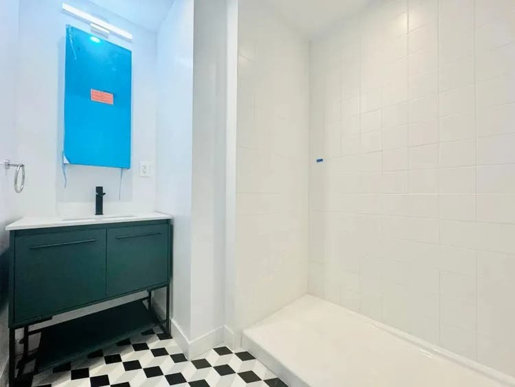 Bright Room in Dekalb Ave