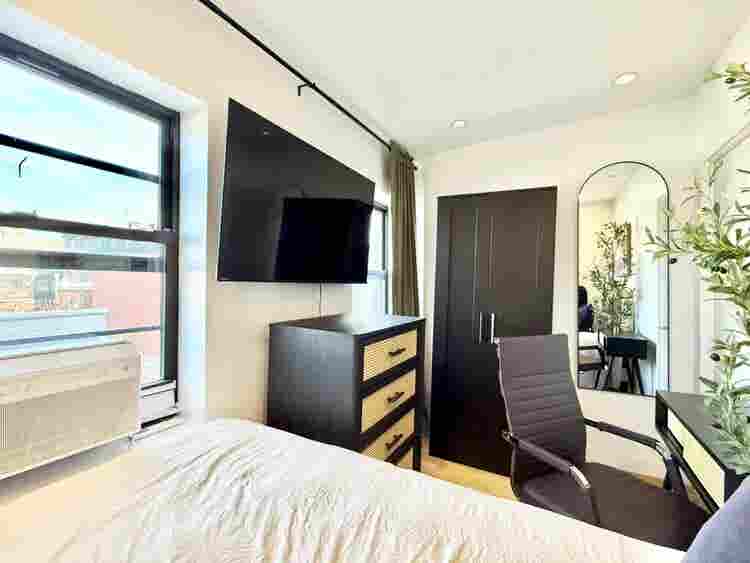 Bright Room in Dekalb Ave