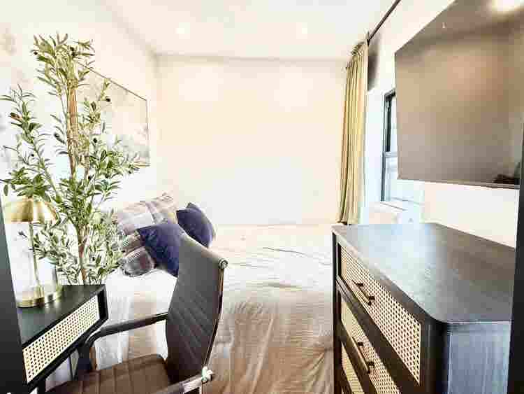 Bright Room in Dekalb Ave