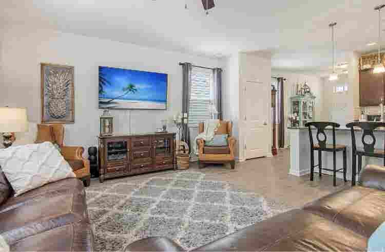 Large Furnished bedroom in CHS