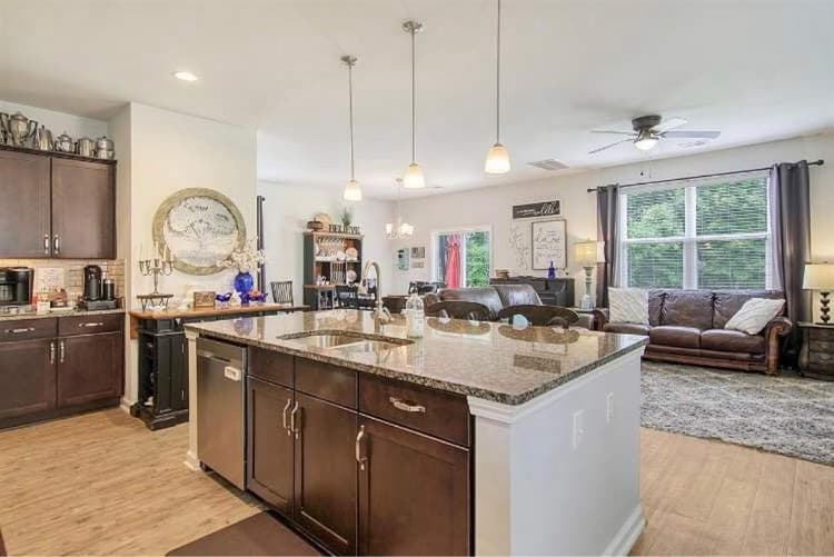 Large Furnished bedroom in CHS