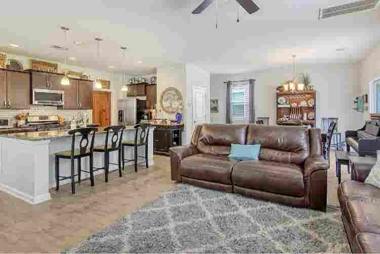 Large Furnished bedroom in CHS