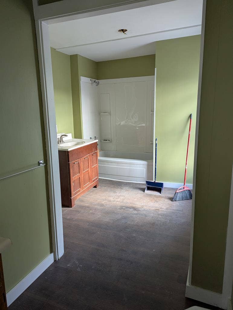 Looking for roommate/s