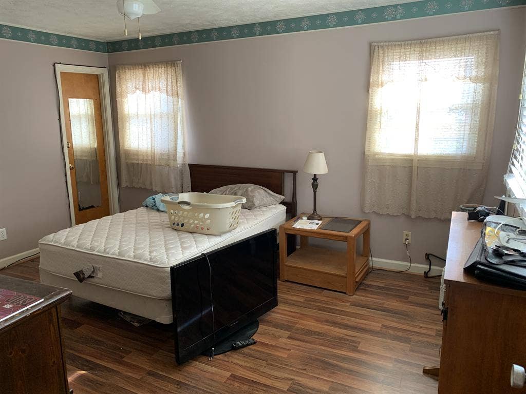 2nd floor apt to share