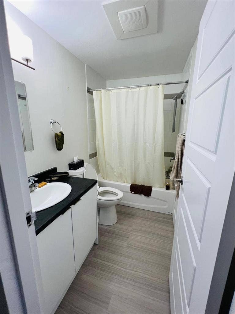 Looking for female roommate