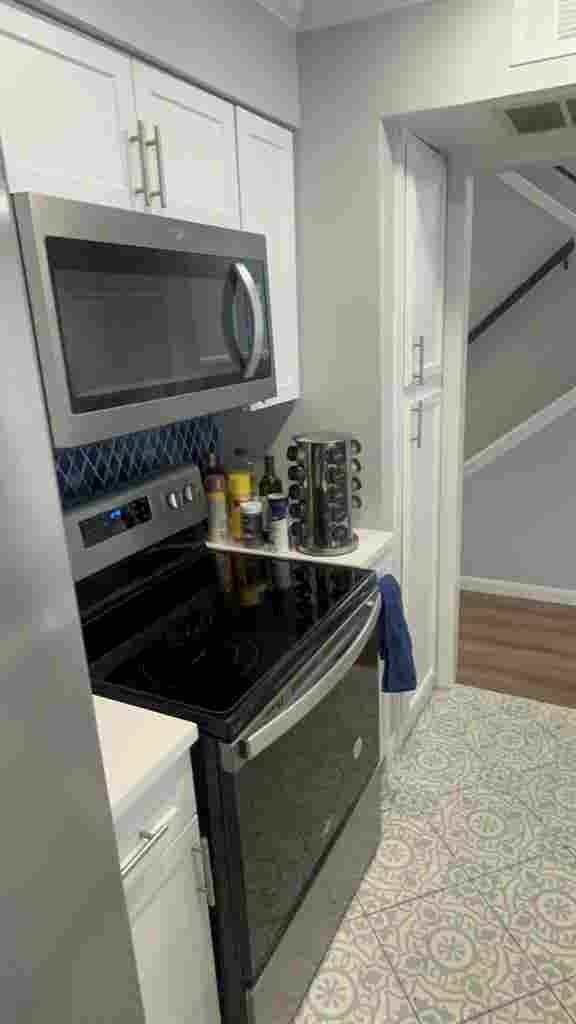 Looking for roomate to share