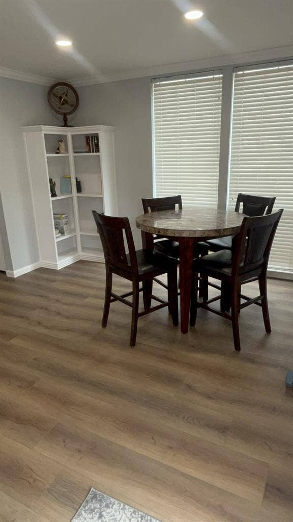 Looking for roomate to share