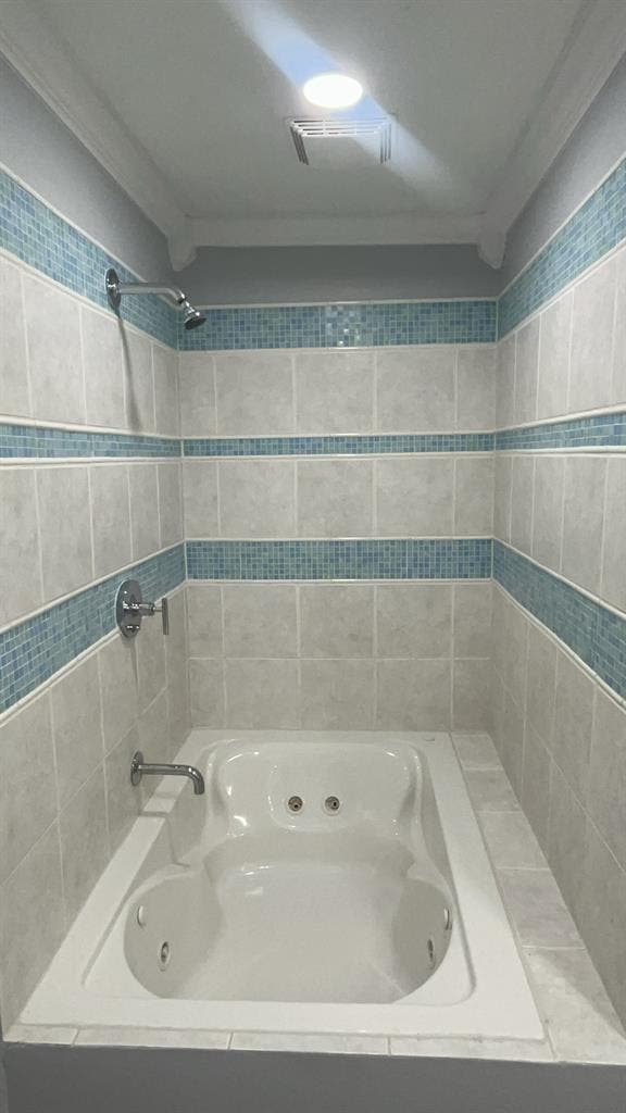 Looking for roomate to share