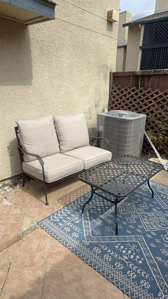 Looking for roomate to share