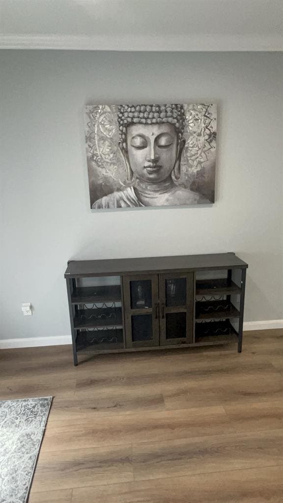 Looking for roomate to share