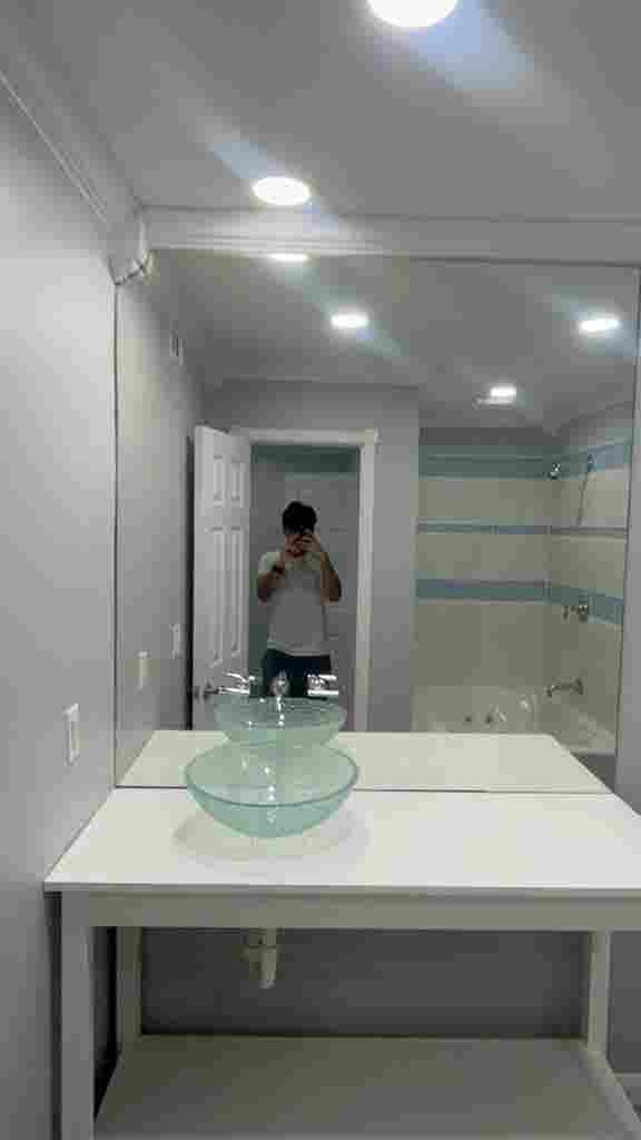 Looking for roomate to share