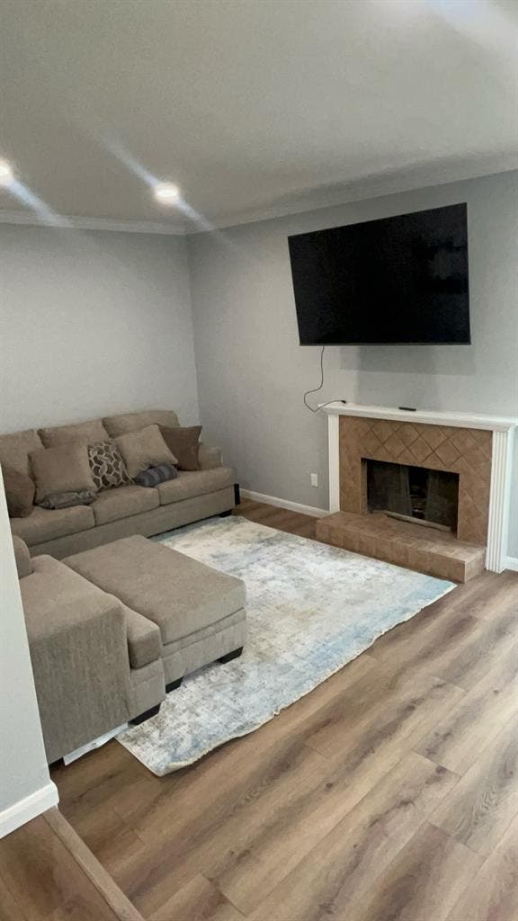 Looking for roomate to share