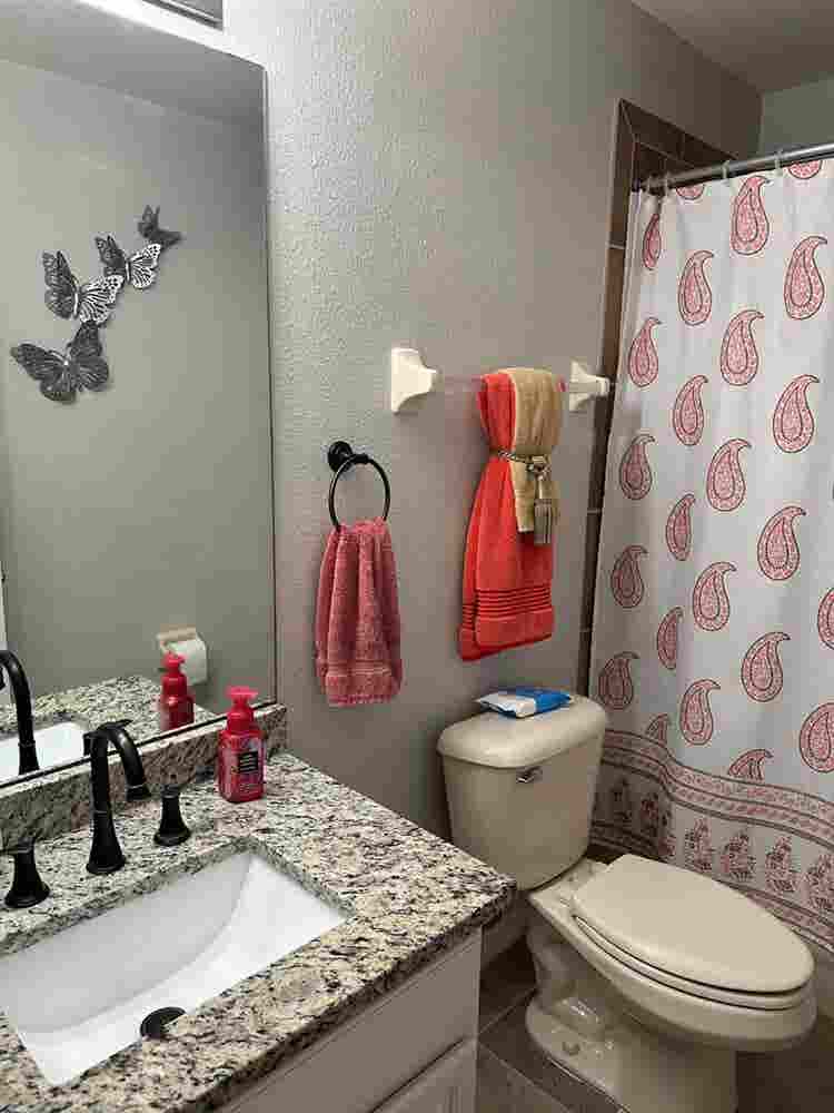 Townhouse: Very Clean room for rent