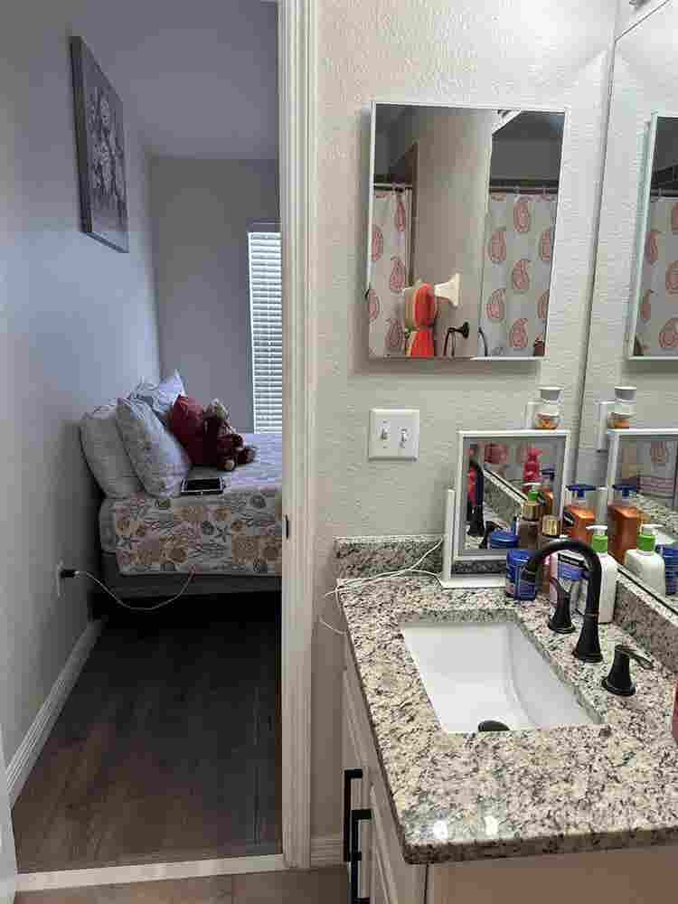 Townhouse: Very Clean room for rent