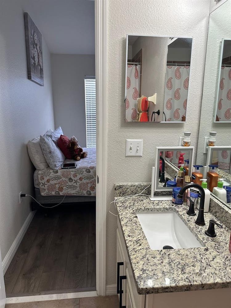 Townhouse: Very Clean room for rent