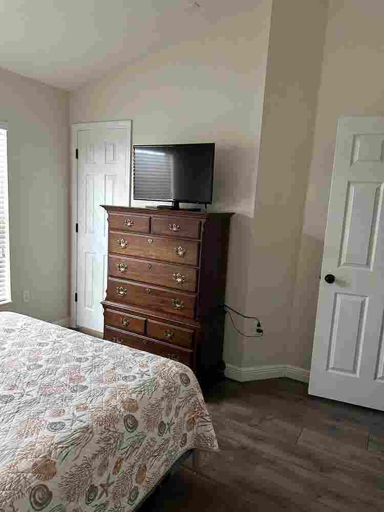 Townhouse: Very Clean room for rent