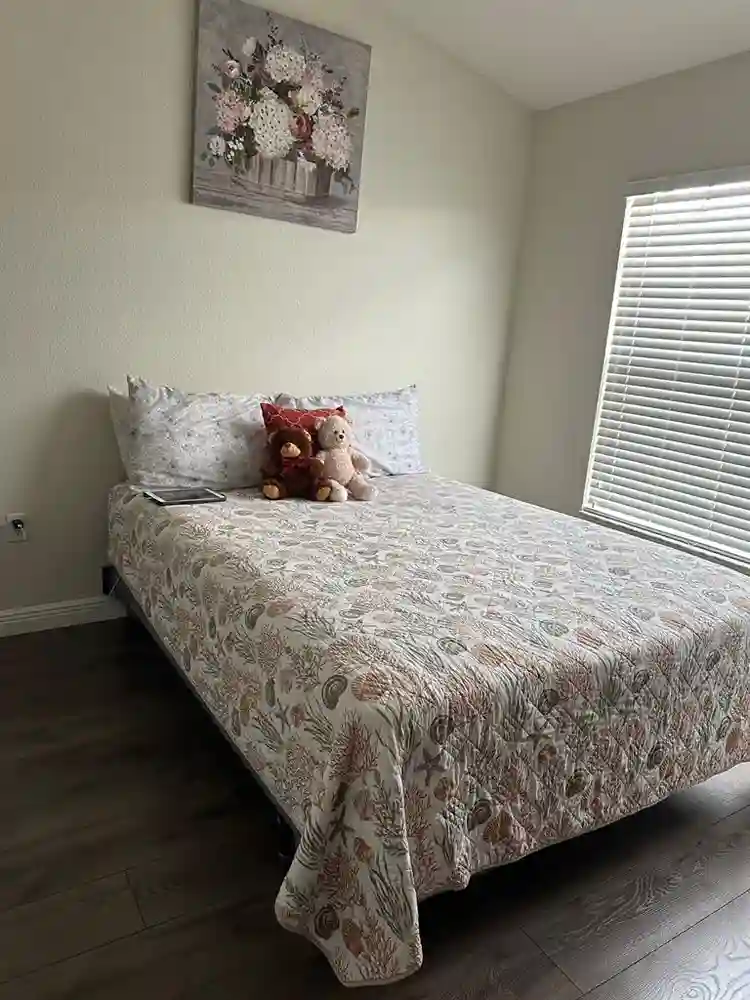 Townhouse: Very Clean room for rent