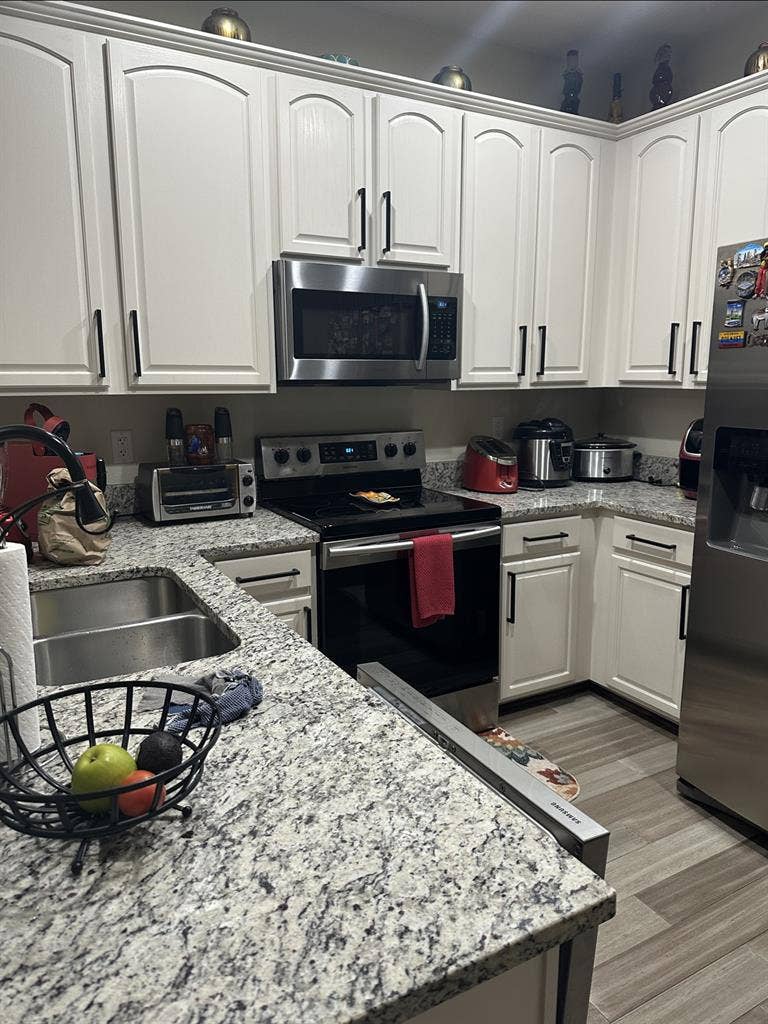 Townhouse: Very Clean room for rent