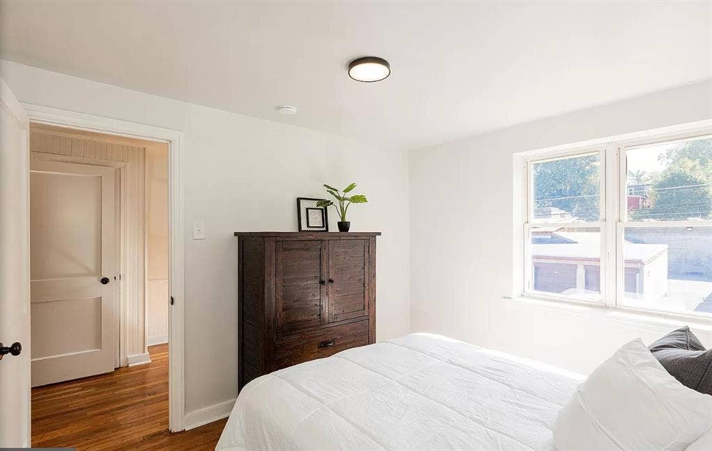 CLEAN, QUIET 2-ROOM SUITE Incl Util
