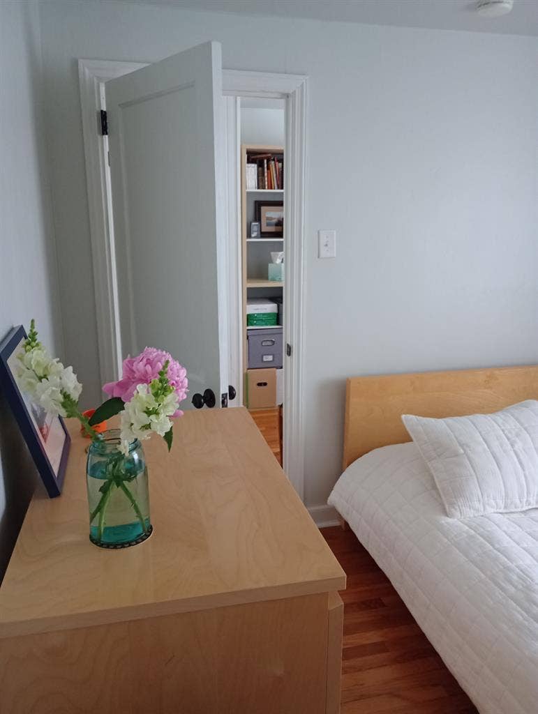 CLEAN, QUIET 2-ROOM SUITE Incl Util