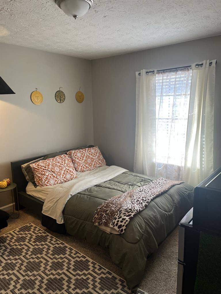 Room in beautiful Decatur home,