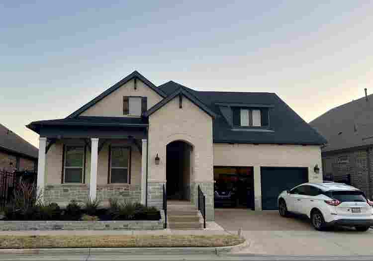 Room Available in Arlington-Female
