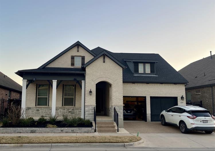 Room Available in Arlington-Female