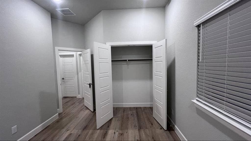 Room Available in Arlington-Female