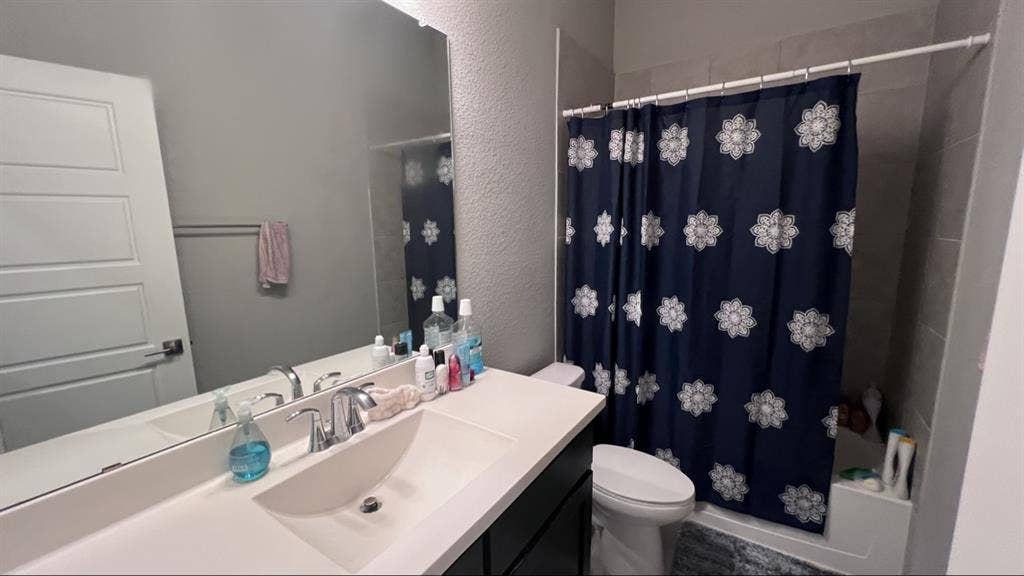 Room Available in Arlington-Female