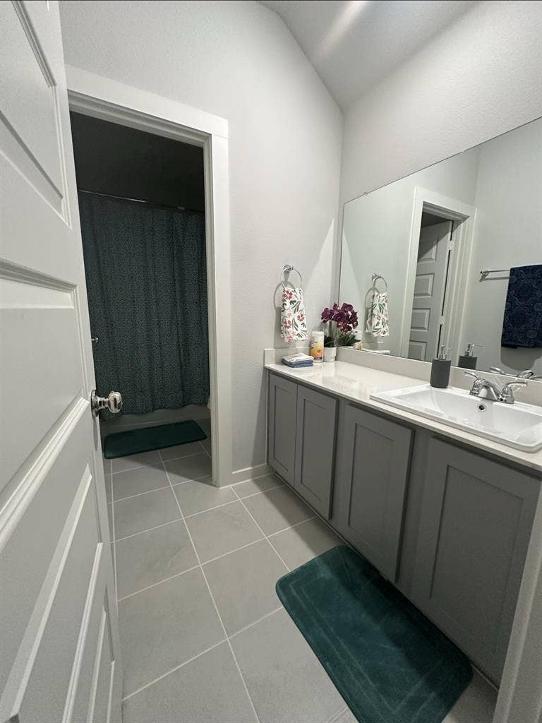FEMALES ONLY ROOM FOR RENT w/ bath