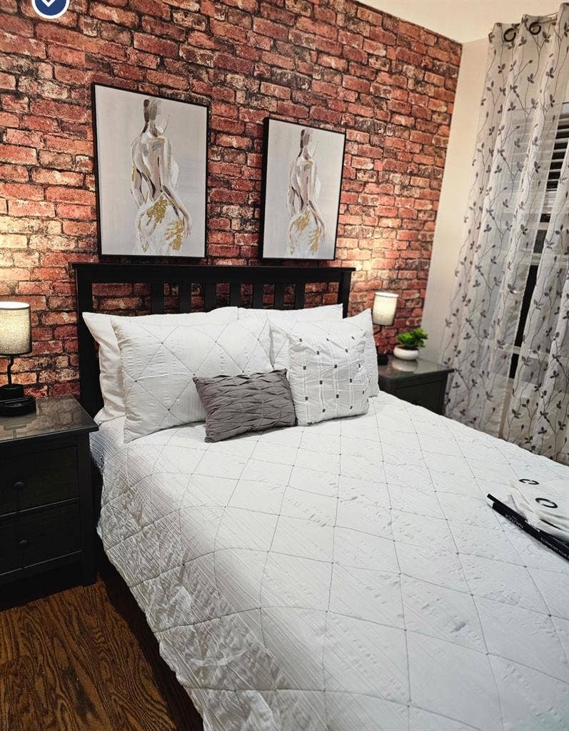 Beautiful room it's available.
