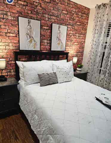 Beautiful room it's available.