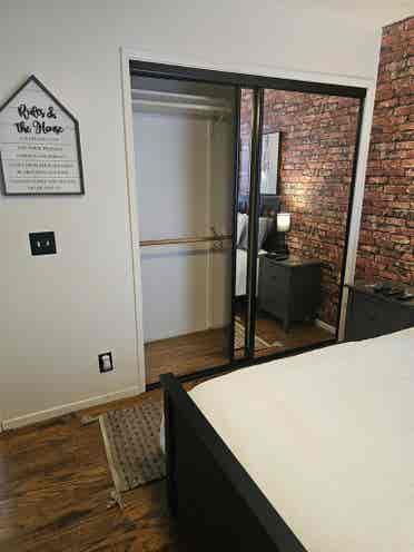 Beautiful room it's available.